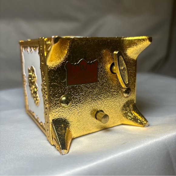 Taj Importing Co Japan White & Gold Enamel Metal Musical Jewelry Box Retail 200$ - Picture 15 of 15